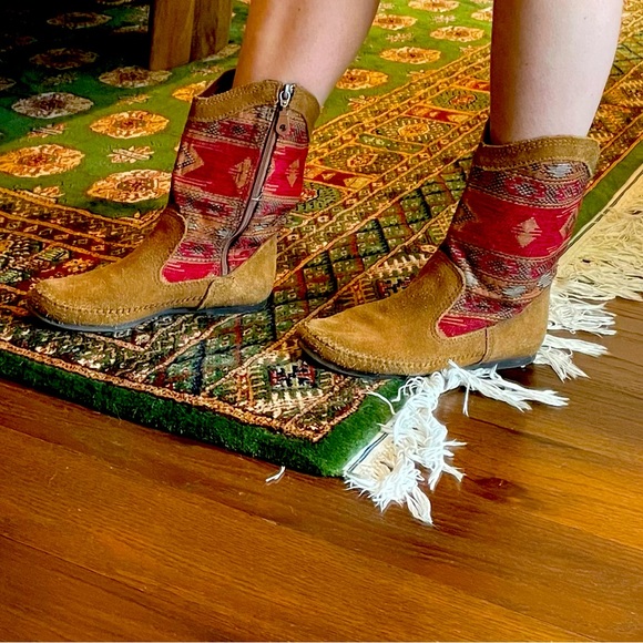 Minnetonka suede patterned short boots SIZE 7 - Picture 4 of 6